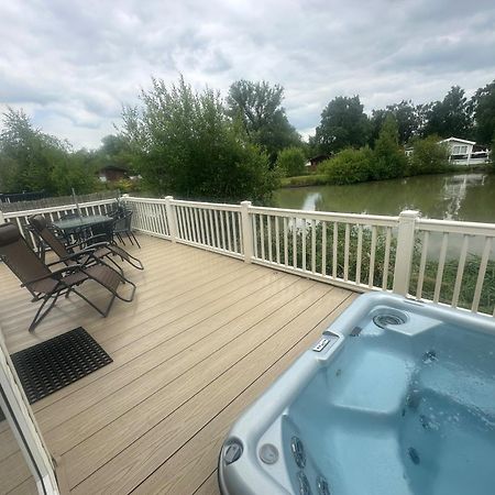 Luxury Lakeside Lodge L2 With Hot Tub Situated At Tattershall Lakes Country Park Eksteriør billede