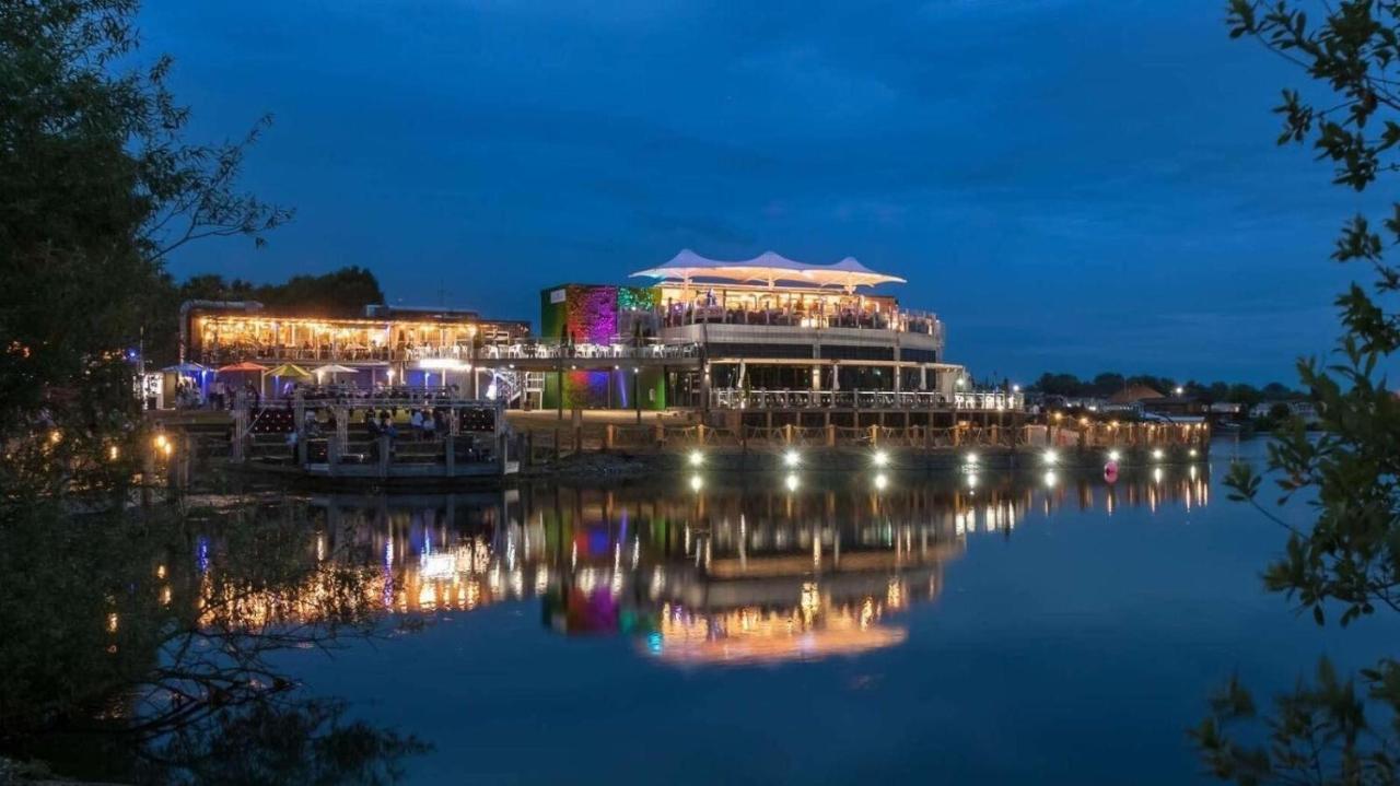 Luxury Lakeside Lodge L2 With Hot Tub Situated At Tattershall Lakes Country Park Eksteriør billede