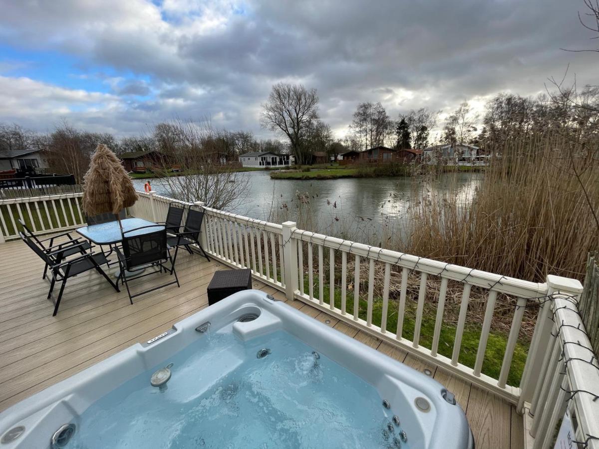 Luxury Lakeside Lodge L2 With Hot Tub Situated At Tattershall Lakes Country Park Eksteriør billede