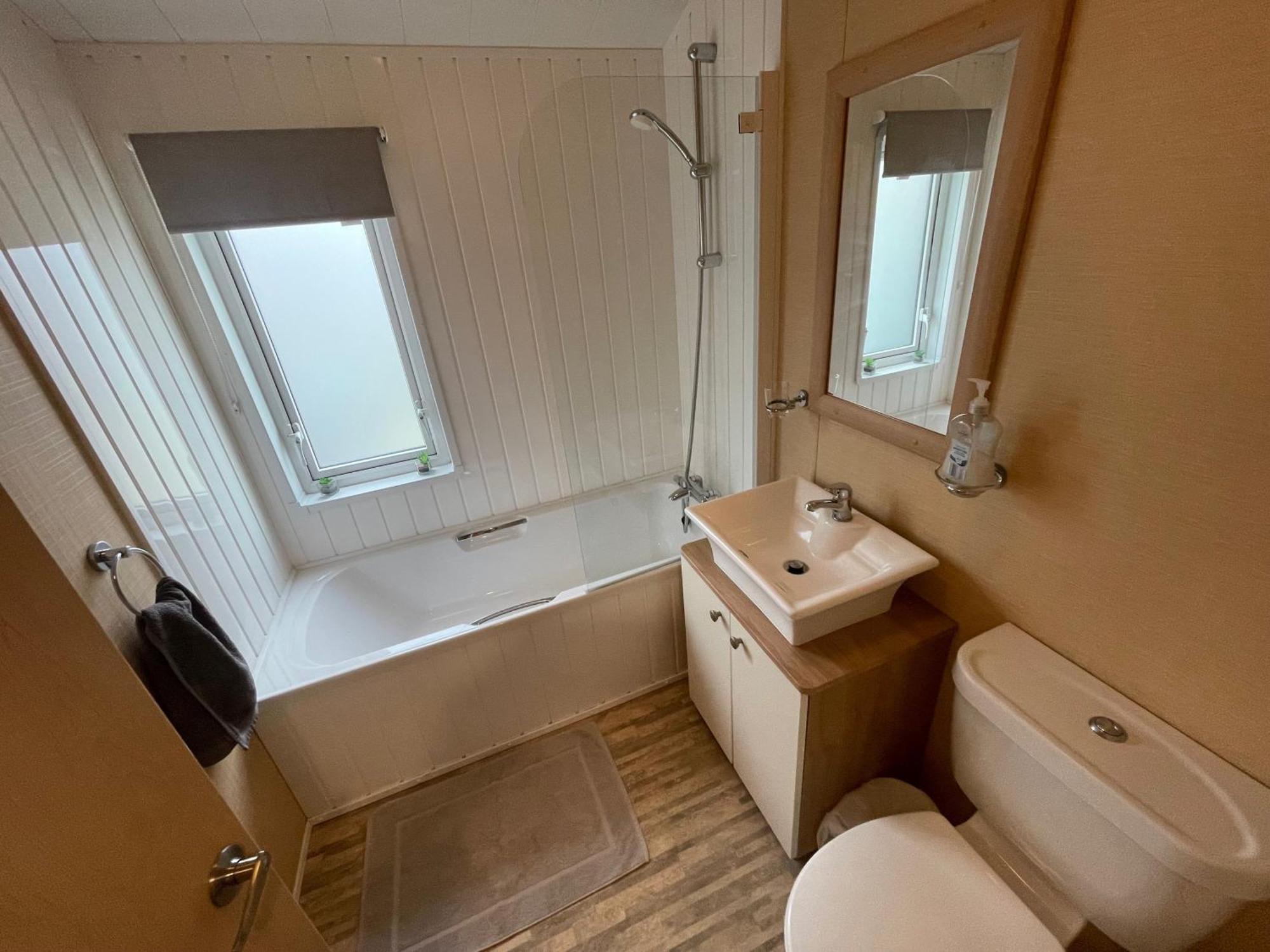 Luxury Lakeside Lodge L2 With Hot Tub Situated At Tattershall Lakes Country Park Eksteriør billede