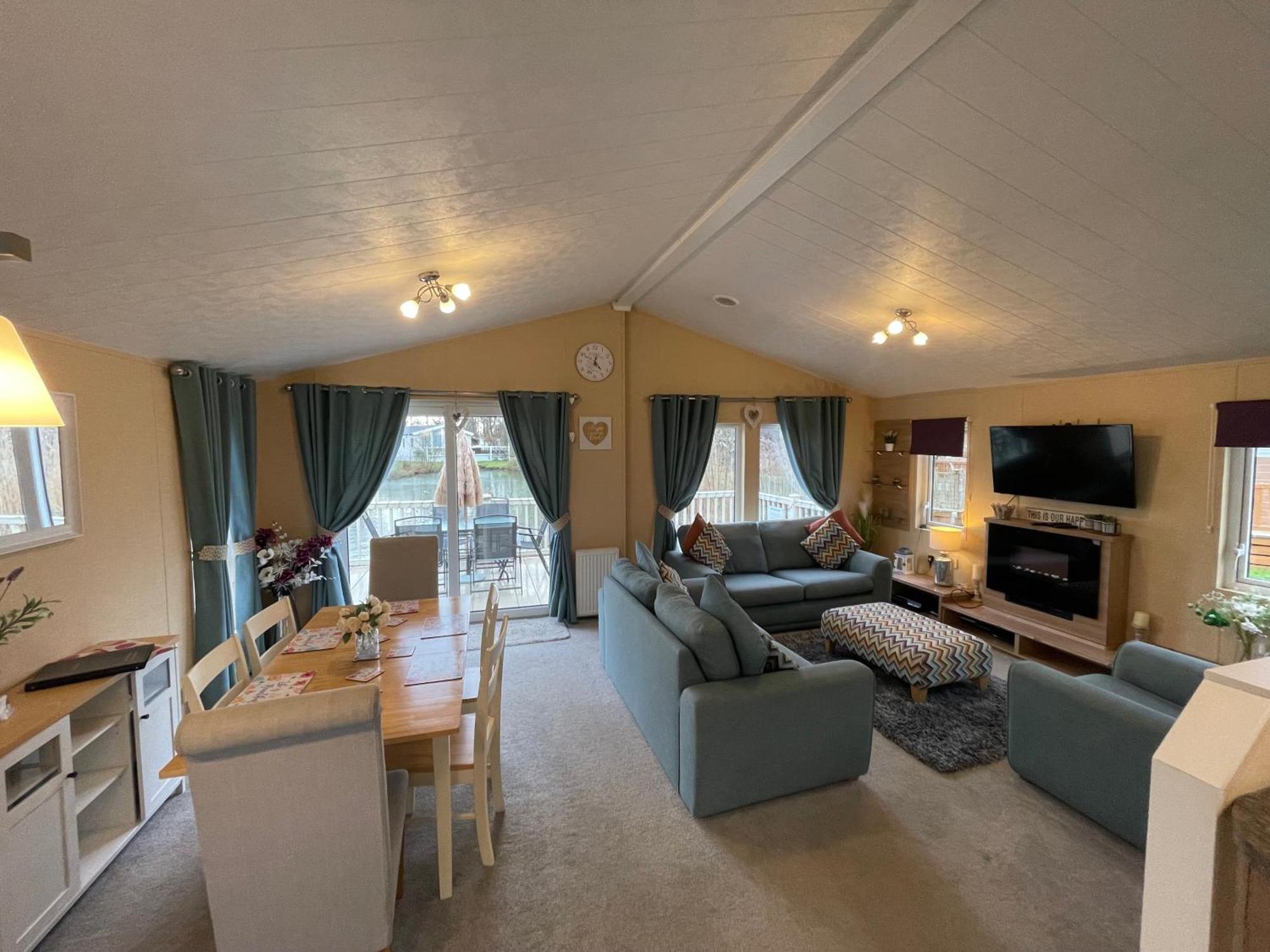 Luxury Lakeside Lodge L2 With Hot Tub Situated At Tattershall Lakes Country Park Eksteriør billede